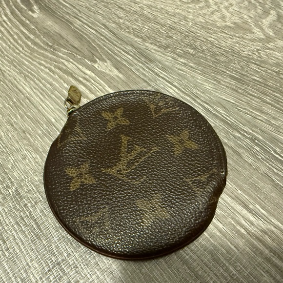 Authentic Louis Vuitton Round Coin Purse - Picture 4 of 11